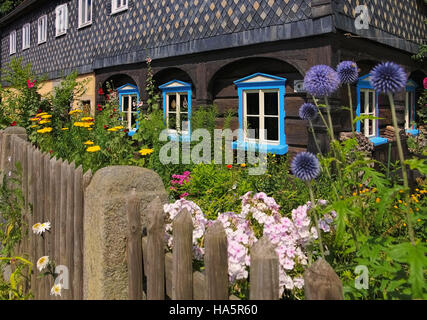 Typisches Umgebindehaus in der Oberlausitz, Sachsen - casa in legno e muratura in alta Lusazia, Germania Foto Stock