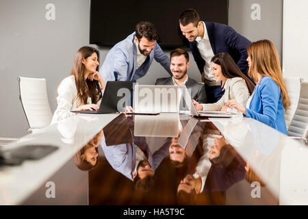 Giovani colleghi seduti al meeting di lavoro in un ufficio moderno Foto Stock