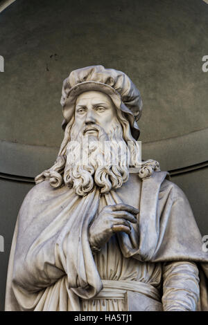 Vista a Leonardo da Vinci statua in Firenze, Italia Foto Stock