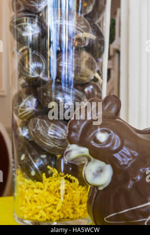 Una gallina di cioccolato in un negozio in Francia. I più tradizionali uova possono essere visti sullo sfondo. Foto Stock