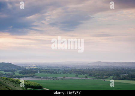 Guardando attraverso la valle di Pewsey nel Wiltshire da Knap Hill. Foto Stock