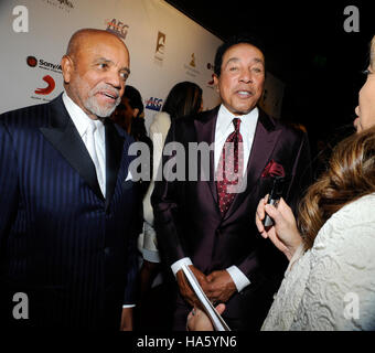 (L-R) Motown founder Berry Gordy e vincitore di GRAMMY Smokey Robinson onorato al primo-mai gli architetti del suono Awards al Grammy Museum a Novembre 11, 2013 a Los Angeles, California. Foto Stock