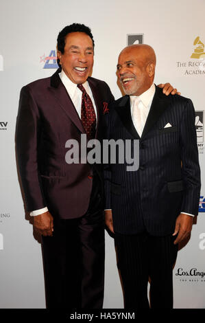 Motown founder Berry Gordy (r) e vincitore di GRAMMY Smokey Robinson onorato al primo-mai gli architetti del suono Awards al Grammy Museum a Novembre 11, 2013 a Los Angeles, California. Foto Stock