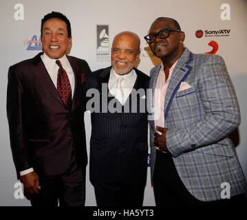 (L-R) vincitore di GRAMMY Smokey Robinson, Motown founder Berry Gordy e Randy Jackson onorato al primo-mai gli architetti del suono Awards al Grammy Museum a Novembre 11, 2013 a Los Angeles, California. Foto Stock