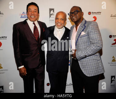 (L-R) vincitore di GRAMMY Smokey Robinson, Motown founder Berry Gordy e Randy Jackson onorato al primo-mai gli architetti del suono Awards al Grammy Museum a Novembre 11, 2013 a Los Angeles, California. Foto Stock