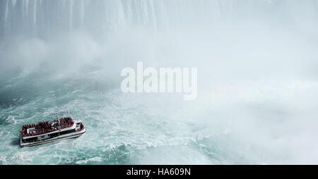 L Hornblower avvicinando il Horsehoe Falls, Niagara Falls, Ontario, Canada Foto Stock