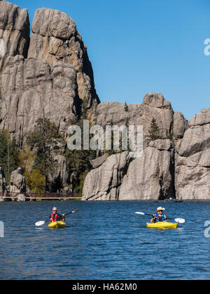 Persone in kayak, Sylvan Lake, Custer State Park, Custer, South Dakota. Foto Stock