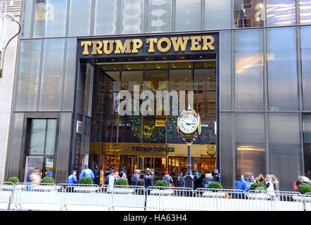 Trump Tower sulla Quinta Avenue è stato brulicante di NYPD e anche i turisti che cercano di vedere la casa del Presidente eletto Donald Trump Foto Stock