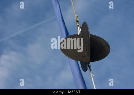 Sfera di ancoraggio in yacht rigging con laminati trinchetta blu contro un cielo blu con nuvole bianche Foto Stock