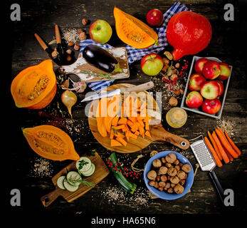 In autunno le verdure e la frutta in scuro legno rustico sfondo. Lay piatto Foto Stock