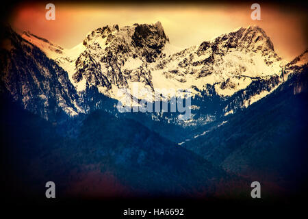 In inverno le montagne della Svizzera nella luce del sole. Vecchia foto su carta gialla. Foto Stock