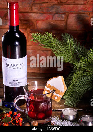 Gingerbread cookie di casa decorata vin brulé mug drink. Foto Stock