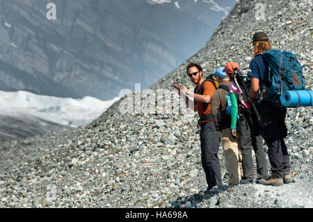 Un'escursione sul ghiacciaio a Wrangell-St Il Parco Nazionale di Elias offre vedute mozzafiato dei campi di ghiaccio, delle aspre montagne e delle caratteristiche geologiche uniche. Il parco è una destinazione privilegiata per gli avventurieri all'aperto e gli amanti della natura che cercano di esplorare la natura selvaggia dell'Alaska. Foto Stock