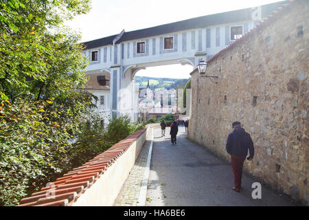 I turisti non identificato a camminare verso il centro di Cesky Krumlov, Boemia del Sud, Repubblica Ceca. Foto Stock