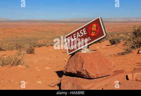 Segno durante un sentiero escursionistico: rimanere sul sentiero, Arizona,US Foto Stock