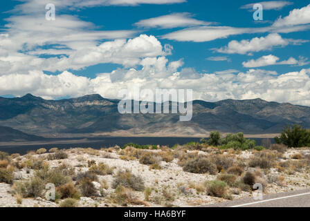 Le nuvole si spostano sulla Route 318 in Nevada, mostrando il vasto paesaggio aperto tipico dell'ambiente desertico della regione. Foto Stock