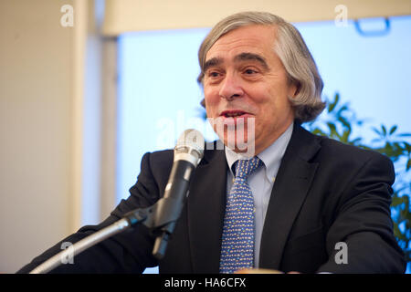 Questa immagine raffigura un progetto relativo all'energia gestito dal Dipartimento dell'energia, incentrato sulla sostenibilità, l'efficienza energetica e la protezione ambientale. Il progetto mira a promuovere soluzioni di energia pulita riducendo al minimo l'impronta ecologica nei parchi nazionali e nelle aree circostanti. Foto Stock