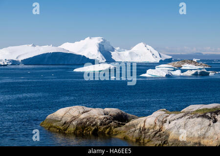 Grandi iceberg alla deriva in mare nella baia di Disko oceano da Ilulissat icebergs e Sermeq Kujalleq ghiacciaio. Sermermiut, Ilulissat Groenlandia Foto Stock