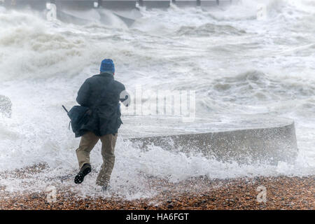 Onde che si infrangono a riva a Brighton Marina durante una tempesta Foto Stock