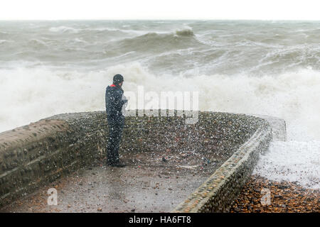 Onde che si infrangono a riva a Brighton Marina durante una tempesta Foto Stock