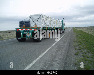 Questa immagine raffigura i lavoratori che completano il progetto avanzato di trattamento dei rifiuti misti in Idaho, un passo significativo nel recupero e nel trattamento dei rifiuti radioattivi. Il progetto fa parte degli sforzi del Dipartimento dell'energia per affrontare le preoccupazioni ambientali legate alla gestione dei rifiuti nucleari. Foto Stock