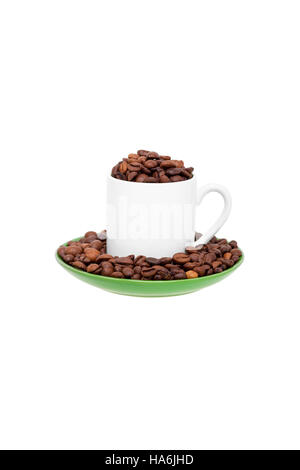 Bianco di ceramica tazza riempita con i chicchi di caffè Foto Stock