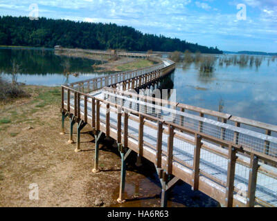 I progetti del U.S. Fish and Wildlife Service (FWS) Recovery Act si concentrano sul ripristino degli ecosistemi e sulla protezione della fauna selvatica. Queste iniziative sostengono i parchi nazionali e le aree di conservazione, combinando la scienza con gli sforzi politici per migliorare la gestione ambientale e la biodiversità negli Stati Uniti. Foto Stock