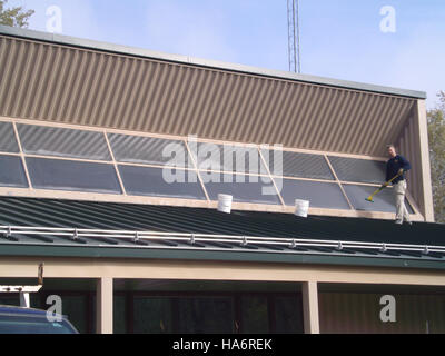 I progetti del FWS Recovery Act si concentrano sul ripristino e la protezione degli habitat naturali. Uno dei progetti prevede iniziative per l'energia solare, come l'installazione di pannelli solari, che contribuiscono all'uso sostenibile dell'energia negli sforzi di conservazione della fauna selvatica. Questo programma rappresenta un passo avanti verso soluzioni ecocompatibili e rinnovabili in materia di energia. Foto Stock