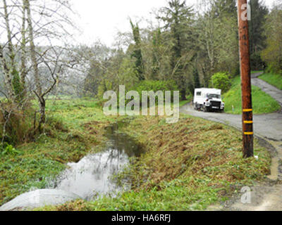 Questa immagine cattura i progetti di recupero in corso ai sensi del U.S. Fish and Wildlife Service (FWS) Recovery Act. Incentrato sul miglioramento degli sforzi per il ripristino dell'habitat e la protezione della fauna selvatica, il progetto di Arcata mira a migliorare gli ecosistemi locali e preservare le specie in via di estinzione. Foto Stock