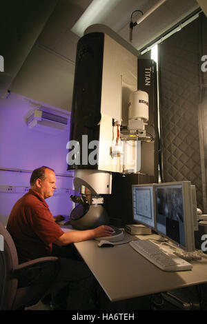 Immagine del laboratorio di microscopia elettronica del Los Alamos National Laboratory. La struttura è nota per la sua innovativa ricerca scientifica nella scienza dei materiali e nelle nanotecnologie. Foto Stock