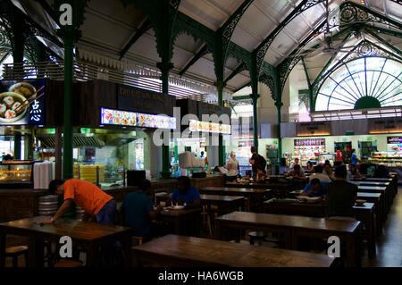 SINGAPORE - Luglio 23rd, 2016: Lau Pa Sat Festival Market era noto in precedenza come Telok Ayer - ora è un popolare luogo di catering e una pietra miliare storica nazionale Foto Stock
