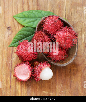 Organici naturali di frutta litchi (rambutan) su un tavolo di legno Foto Stock