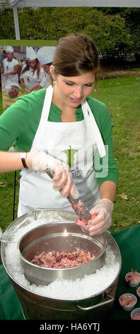 La Capital area Food Bank collabora con l'USDA per promuovere la sicurezza alimentare e sostenere l'agricoltura locale attraverso l'iniziativa Know Your Farmer. Il People’s Garden dell’USDA a Washington funge da modello per un’agricoltura sostenibile e soluzioni basate sulla comunità per l’insicurezza alimentare. Foto Stock