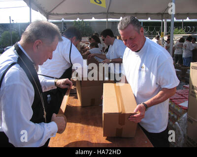 Questa immagine commemora l'impatto dell'uragano Katrina, uno dei disastri naturali più devastanti della storia degli Stati Uniti. Mette in evidenza gli sforzi per ricordare le vittime e il recupero in corso delle comunità colpite. Foto Stock