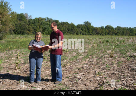 Questa fotografia dell'USDA mostra Megan Andrews e Jason Pettit, catturati in un ambiente professionale. L'immagine evidenzia le persone coinvolte in un'attività o progetto specifico, contribuendo alle iniziative agricole. La fotografia riflette il coinvolgimento di questi individui negli sforzi dell'USDA. Foto Stock