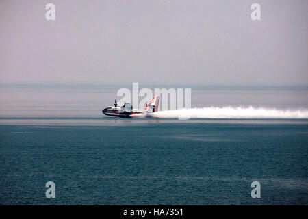 Un aereo antincendio, identificato con il numero blmnevada 28771655936, è visto cadere acqua usando il FireTuleScooper al lago Pyramid in Nevada. L'aereo svolge un ruolo cruciale nella lotta contro gli incendi in aree remote. Foto Stock