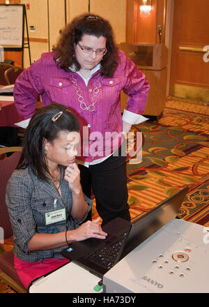 Questa immagine del Dipartimento dell'Agricoltura degli Stati Uniti (USDA) mostra i leader senior della Animal and Plant Health Inspection Service (APHIS) Senior Leaders Conference a Gaithersburg, Maryland. La conferenza si concentra sulla missione dell'USDA di proteggere l'agricoltura e le risorse naturali. Foto Stock
