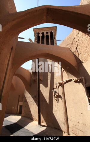 Archi su una corsia nella città vecchia di Yazd, Iran. Foto Stock