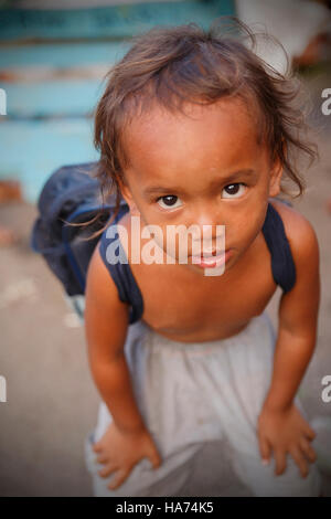 CEBU, FILIPPINE-ottobre 18,2016: Little Boy gioca con i turisti sulle strade del mercato del carbonio su ottobre 18, Cebu, Filippine. Foto Stock