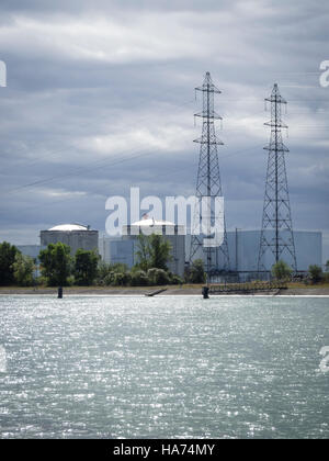 Blocchi di reattore della centrale nucleare di Fessenheim, Francia, presso il fiume Reno. Foto Stock
