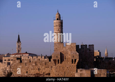 Vista della Torre fortificata di David, noto anche come la cittadella di Gerusalemme e ottomano mura che circondano il bordo occidentale della città vecchia di Gerusalemme Est Israele Foto Stock