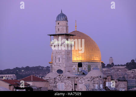 Vista del minareto di Bab al-Silsila del XIV secolo (il Minareto di porta delle catene) sormontato da un balcone ambulatorio, Da cui il muezzino chiede la preghiera uno dei quattro minareti che circondano il Monte del Tempio conosciuto ai Musulmani come Haram esh-Sharif e il composto al Aqsa nella città vecchia di Gerusalemme Est Israele Foto Stock