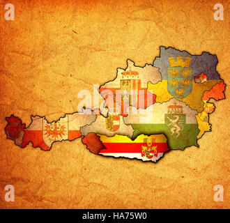 La Carinzia bandiera sulla mappa di austria con le divisioni amministrative Foto Stock