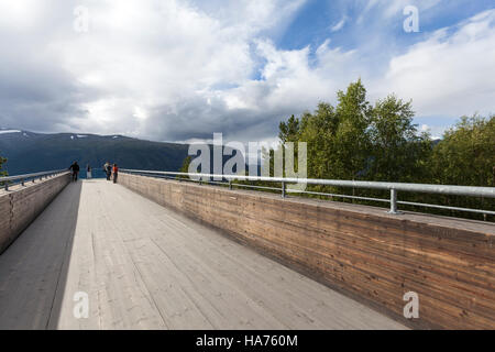 I turisti in Stegastein Lookout Observation Deck, Bjørgavegen, Aurland, Norvegia Foto Stock