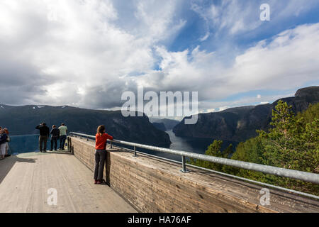 I turisti in Stegastein Lookout Observation Deck, Bjørgavegen, Aurland, Norvegia Foto Stock