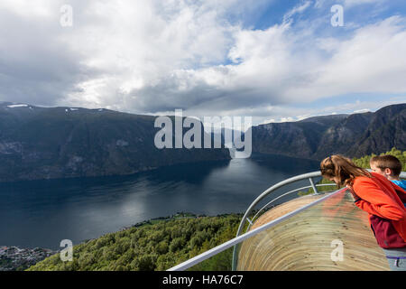 In Childres Stegastein Lookout Observation Deck, Bjørgavegen, Aurland, Norvegia Foto Stock