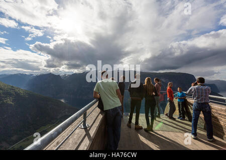 I turisti in Stegastein Lookout Observation Deck, Bjørgavegen, Aurland, Norvegia Foto Stock