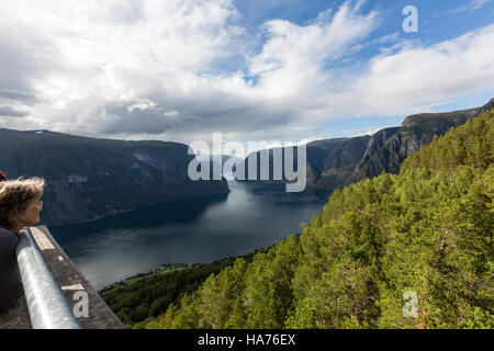 Turisti in vista Stegastein punto, Bjørgavegen, Aurland, Norvegia Foto Stock