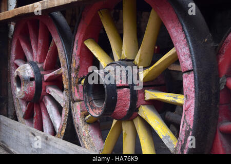 In legno antico le ruote del carro in officina Foto Stock