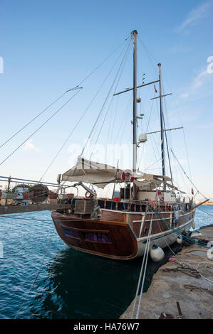 Imbarcazione a vela nel porto di Kyrenia (turco: Girne), la parte settentrionale di Cipro. Foto Stock